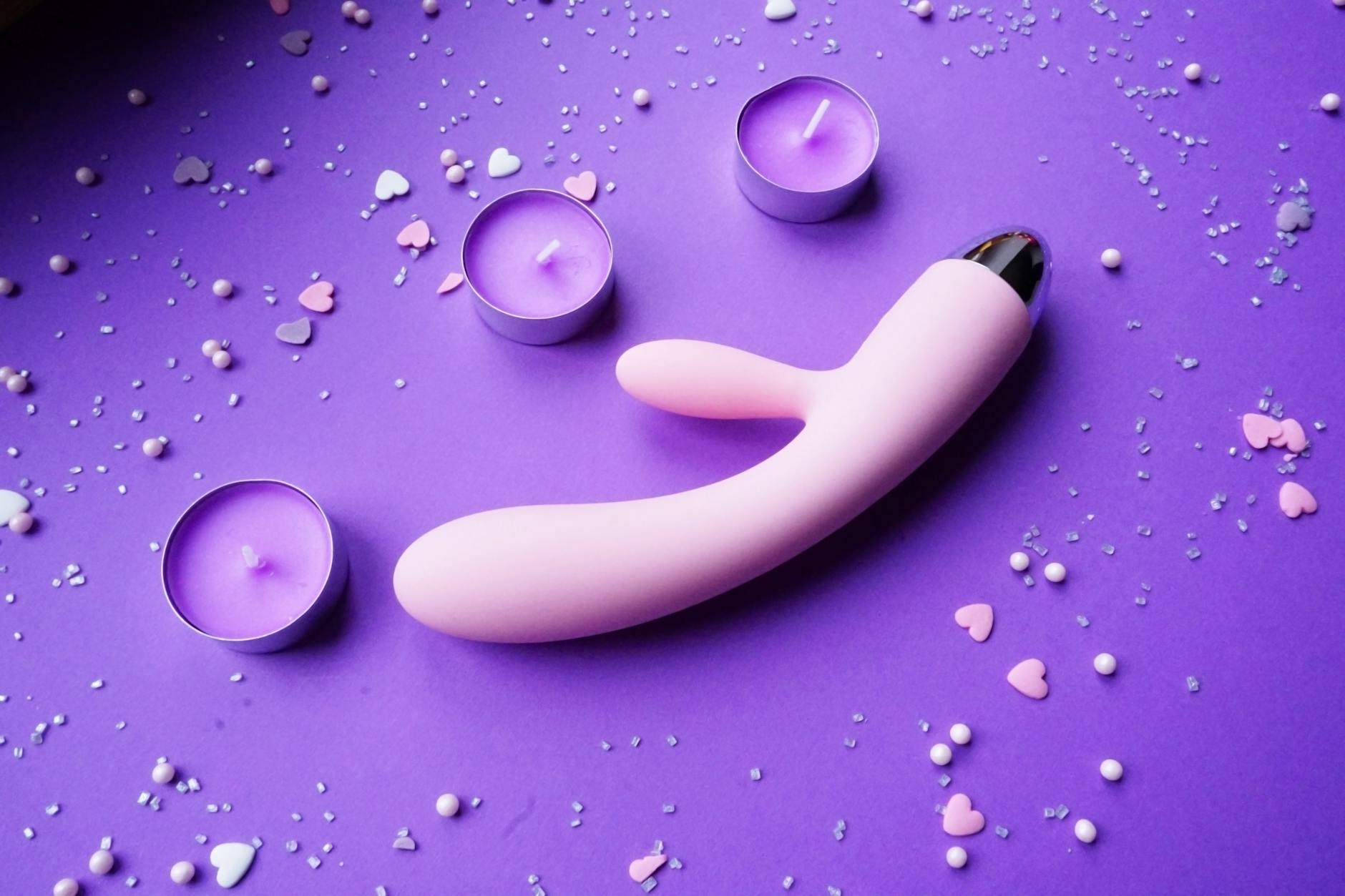Limones brillantes sobre fondo pastel, representando la estimulación del vibrador de limón